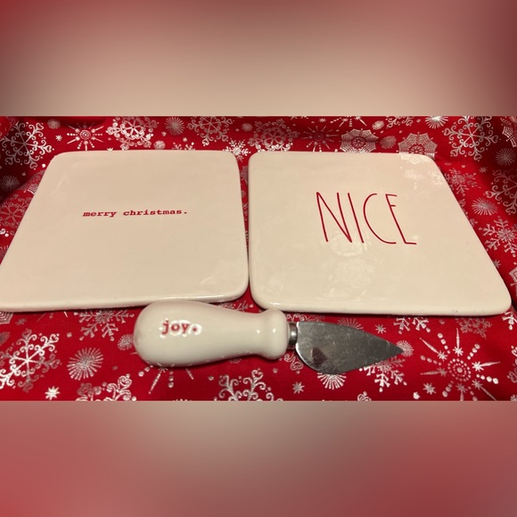 2 cheese plates and a cheese knife. - Picture 1 of 5